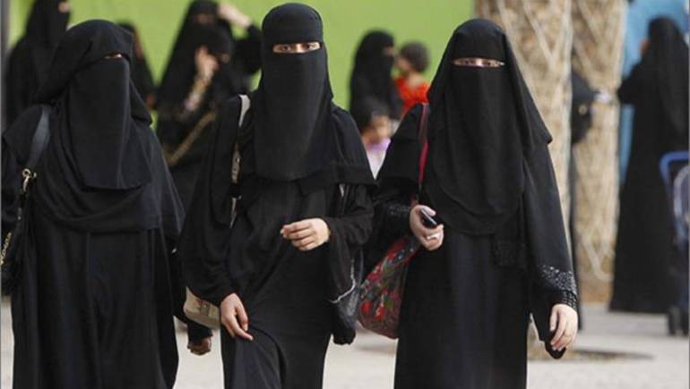 سعودي يطالب بضرب النساء.. ومغردون يستنكرون