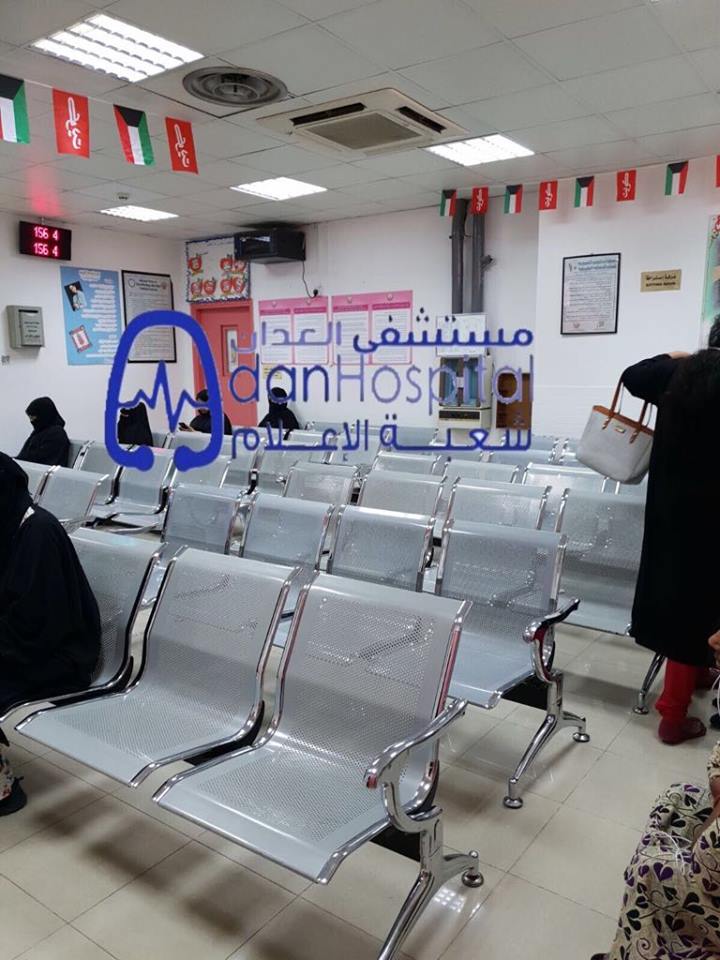 بالصور | كراسي جديدة في مستشفى العدان.. ومواطنات يجلسن على مقاعد الانتظار