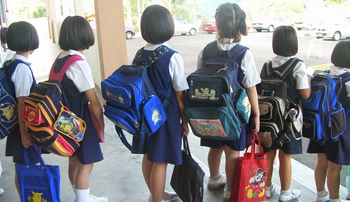 الحقيبة المدرسية بريئة من شعور الأطفال بآلام الظهر