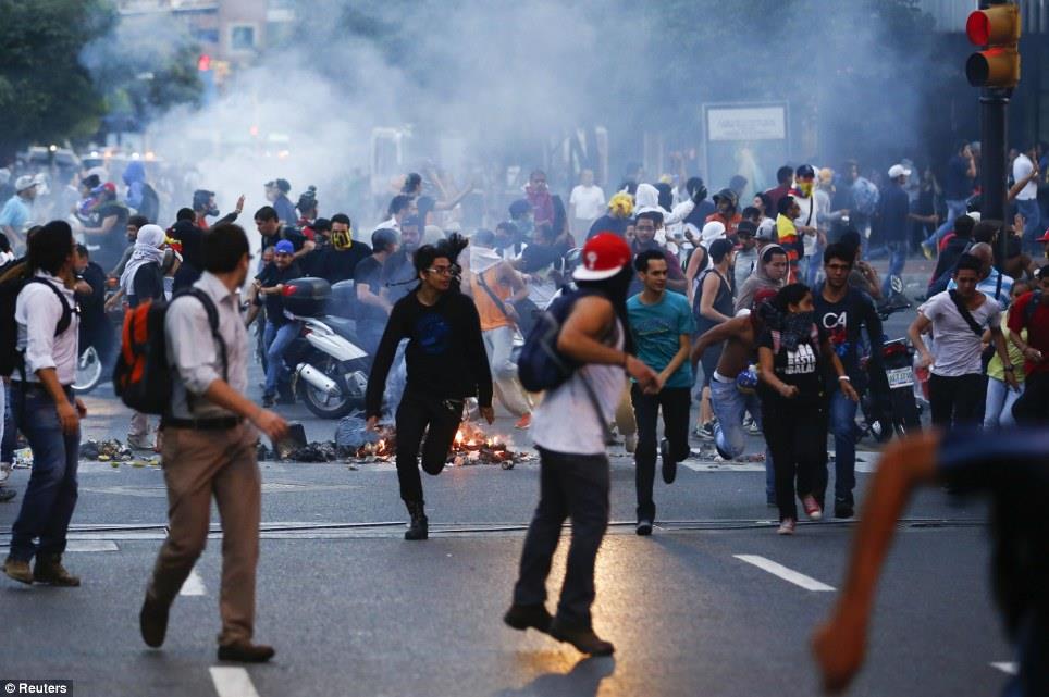 الشغب يجتاح مركز احتجاز يؤوي نشطاء في فنزويلا
