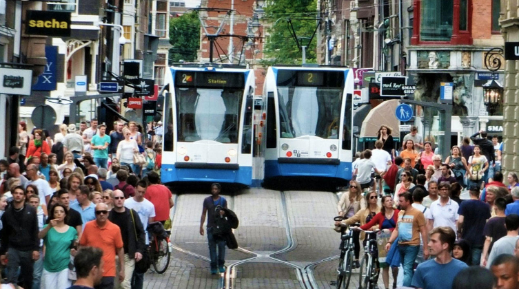 «أمستردام» تخطط للحد من «غزو» السائحين.. بعد استياء سكانها