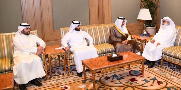 سمو رئيس الوزراء يستقبل والد واخوة المواطن المفقود سعود المسلم