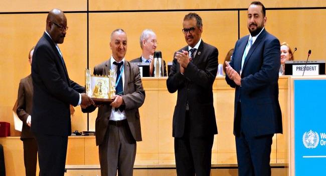 باسل الصباح يسلم جائزة سمو الأمير لتعزيز الصحة الى جمعية جزائرية