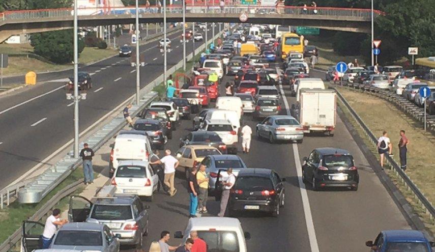 سائقو البوسنة يغلقون الطرق احتجاجا على رفع أسعار الوقود