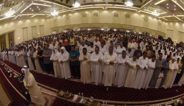 آلاف المتهجدين أحيوا ليلة 27 رمضان بمسجد بلال بن رباح