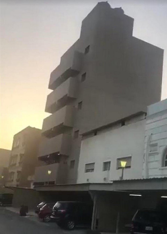 منزل 5 طوابق مخالف في الأحمدي يثير موجة غضب