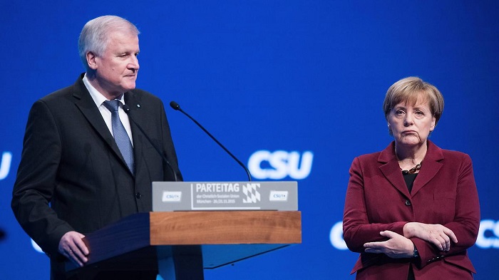 وزير داخلية ألمانيا يهدد بإغلاق الحدود أمام المهاجرين
