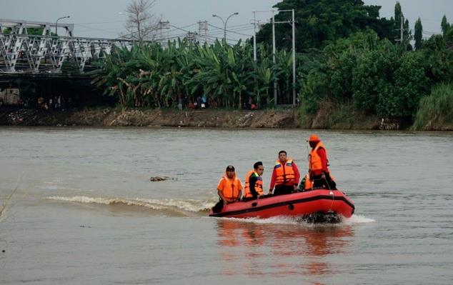 إنقاذ 6 وفقدان العشرات في غرق عبارة بإندونيسيا