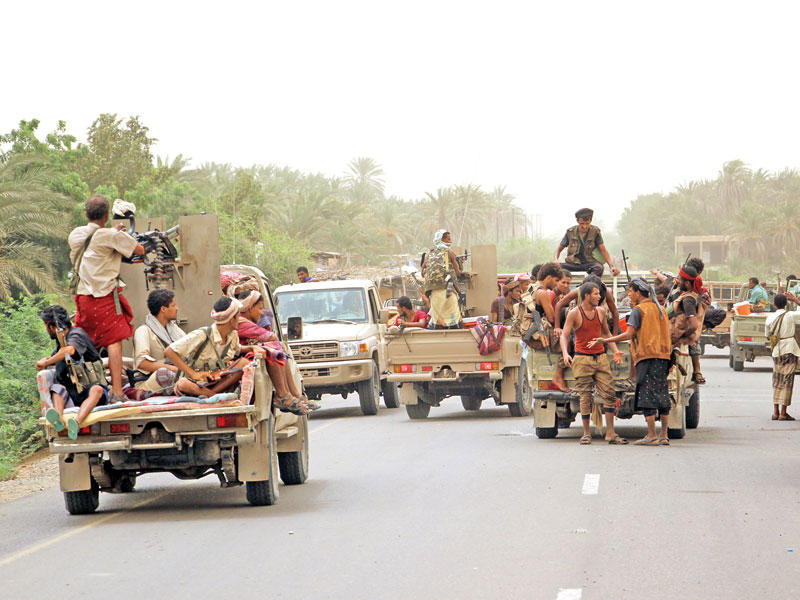 كيلومترات قليلة تفصل القوات اليمنية عن ميناء الحديدة