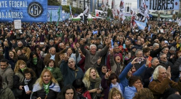 الأرجنتين: عشرات الآلاف يتظاهرون ضد إجراءات التقشف