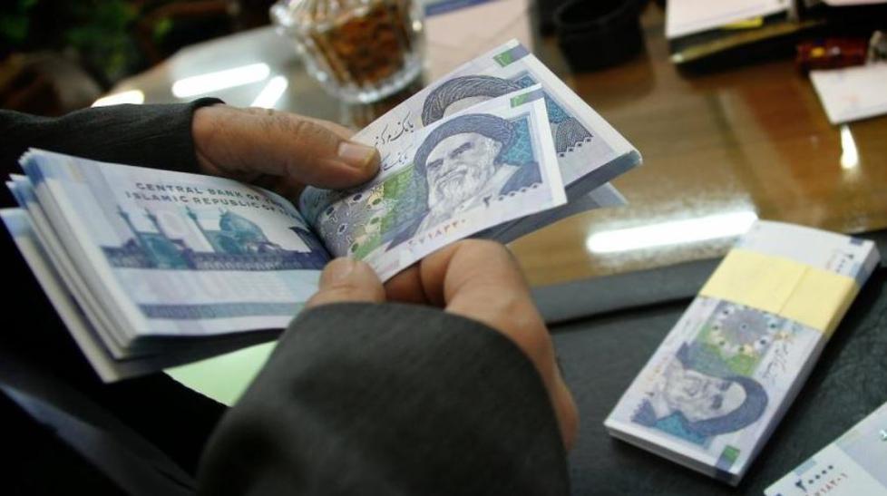 إيران ترفع الراية البيضاء أمام فرض سعر صرف موحد لعملتها أمام الدولار