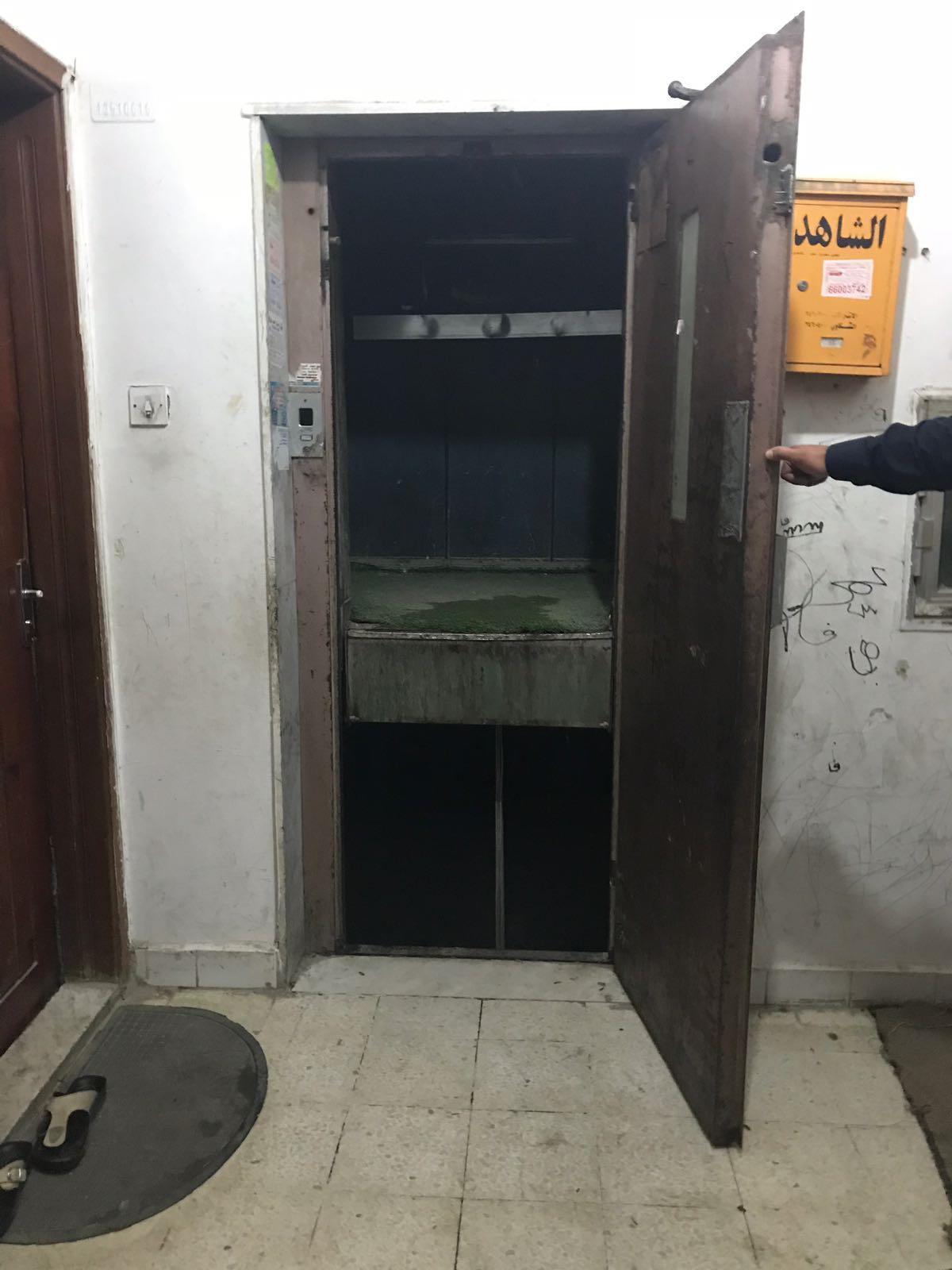 وفاة طفلة بعد انحشارها في كبينة مصعد في أبوحليفة