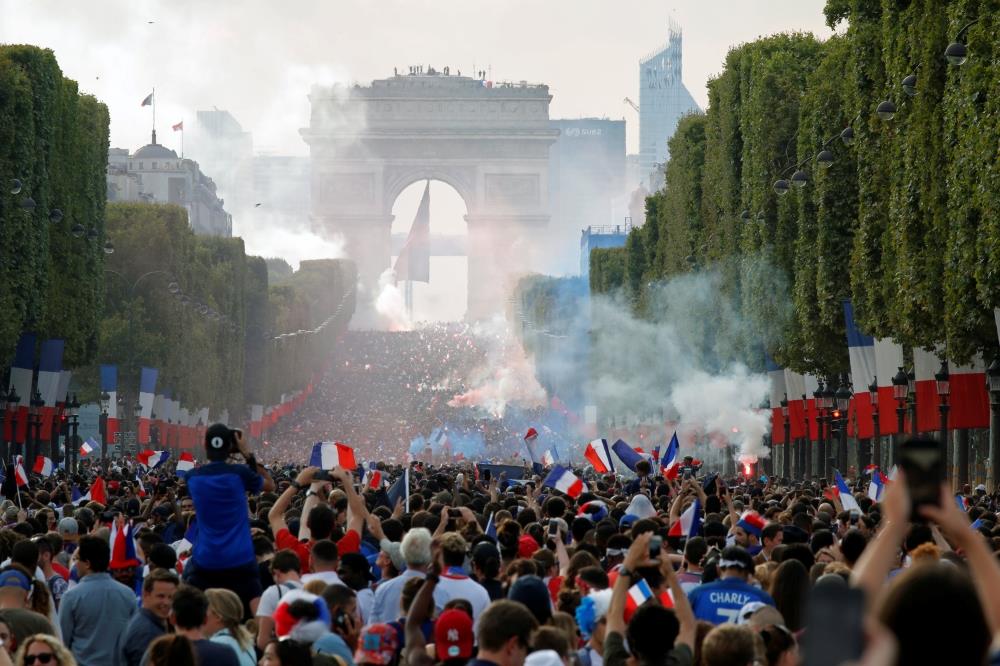 الفرنسيون يجتاحون الشوارع والميادين احتفالا بالتتويج بكأس العالم