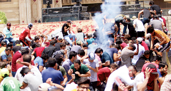 العراق: اقتحام مجالس محافظات وإحراق مقار حزبية