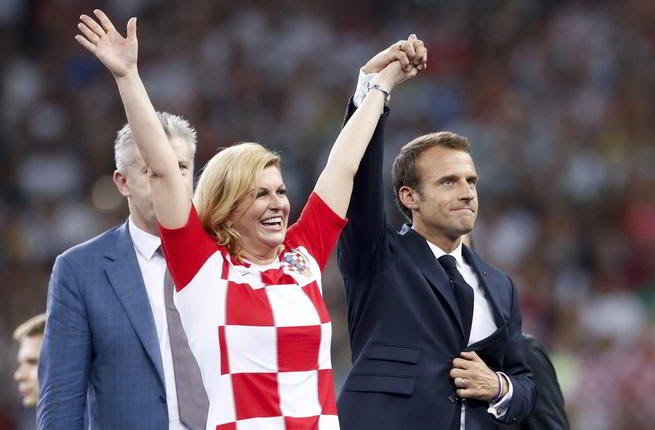 رئيسة كرواتيا تأسر القلوب في نهائيات كأس العالم