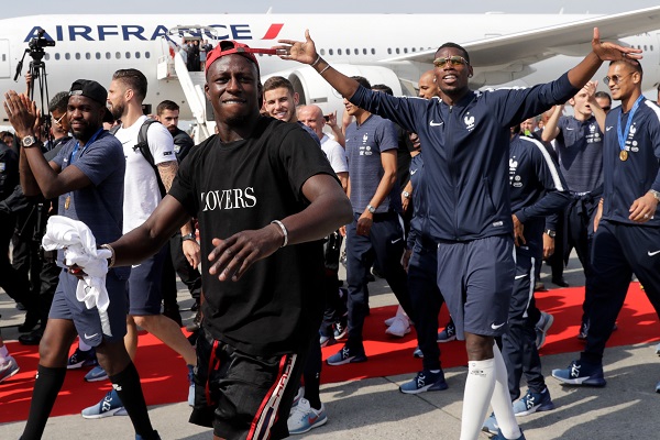 منتخب فرنسا بطل العالم يصل إلى باريس