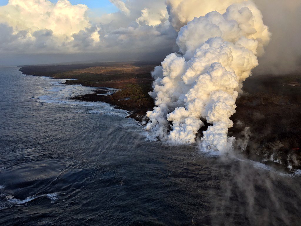 إصابة 22 شخصاً في سقوط حمم بركانية على سفينة بـ "ولاية هاواي الأمريكية"