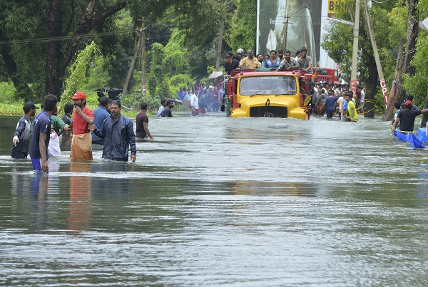 مئات القتلى في فيضانات الهند وعمليات الإنقاذ مستمرة