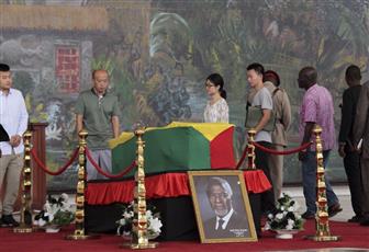 غانيون يلقون نظرة الوداع الأخيرة على جثمان كوفي عنان