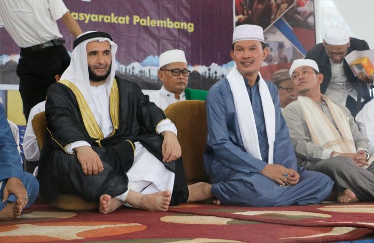 عمدة مدينة إندونيسية يُخيّر الموظفين: الصلاة في المسجد أو الاقالة