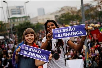مظاهرات نسائية حاشدة تواجه مرشح للرئاسة البرازيلية يضطهد المرأة