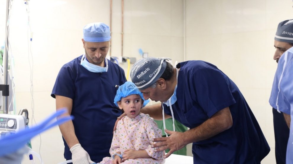 فريق طبي كويتي يجري عمليات جراحية دقيقة للاجئين سوريين في الأردن