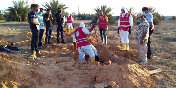 العثور على قبر جماعي يضم رفات 75 جثة في سرت الليبية