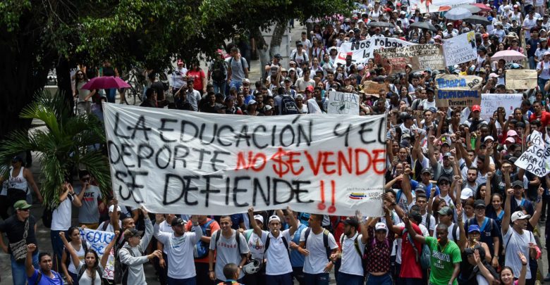 مئات الآلاف يتظاهرون بكولومبيا لزيادة ميزانية التعليم