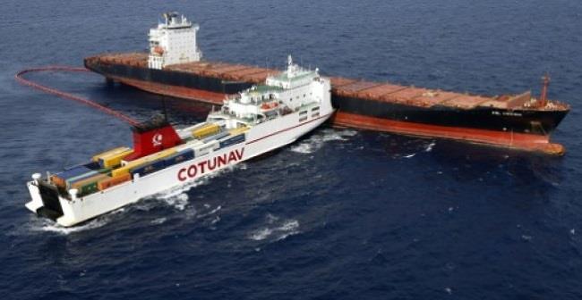 فصل سفينتين التصقتا بعد اصطدامهما قبالة سواحل كورسيكا