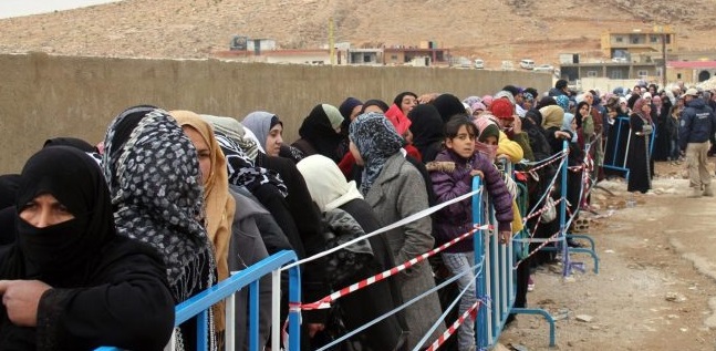 نازحون سوريون في مخيم الركبان يتلقون مساعدات