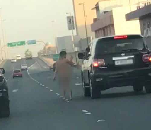  في مشهدٍ صادم.. سيدة عارية تماماً تتجوّل في أحد شوارع البحرين