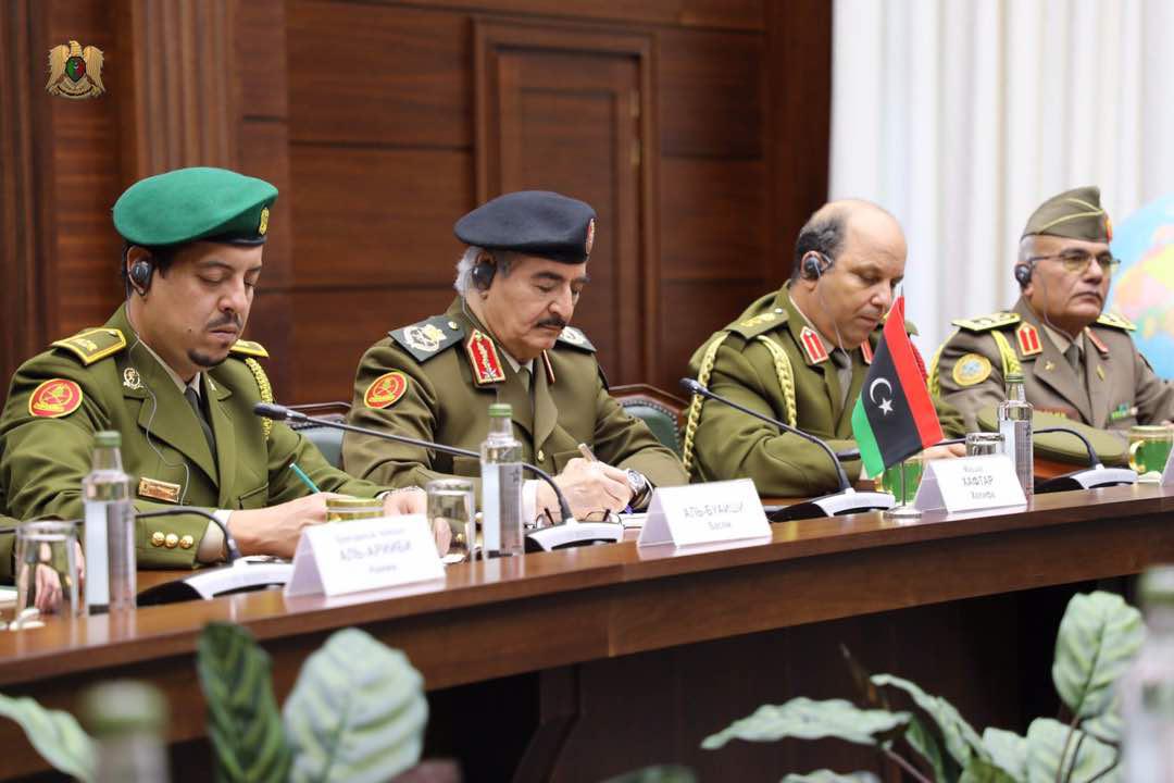 "حفتر" يبحث الأزمة الليبية مع وزير الدفاع الروسي 