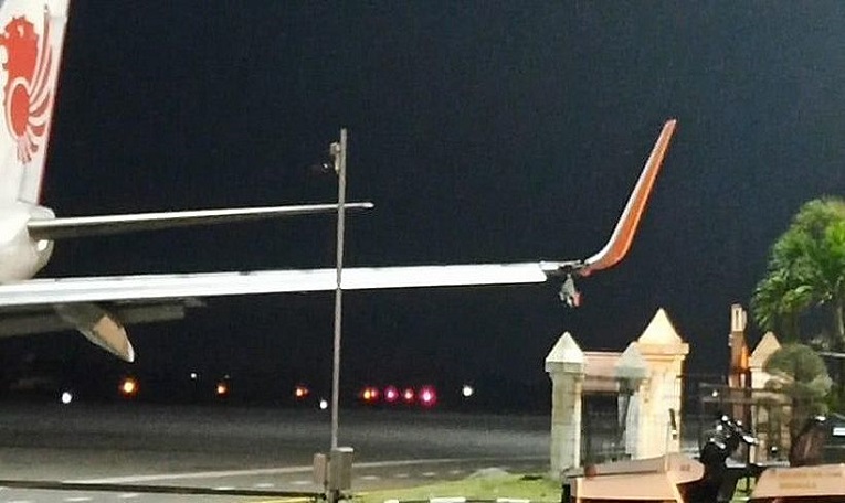صورة | طائرة ركاب إندونيسية تصطدم بـ"عمود" في جزيرة سومطرة