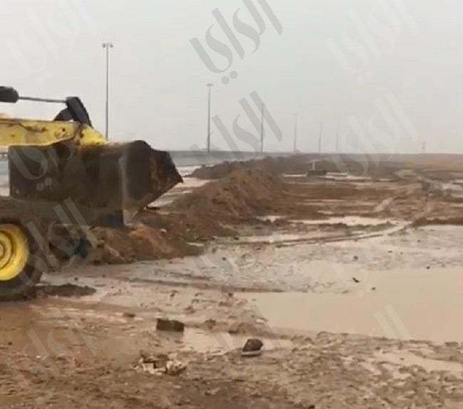 البلدية: مركز العبدلي يضع السواتر الترابية تفاديا لإنجراف السيل إلى الطرق السريعة