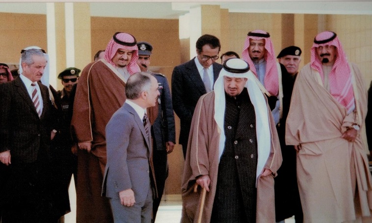 صورة نادرة تجمع 4 ملوك سعوديين مع ملك عربي راحل!