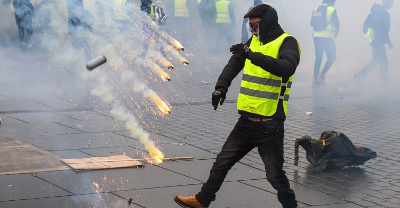 الحكومة الفرنسية تدعو «السترات الصفراء» إلى عدم التظاهر