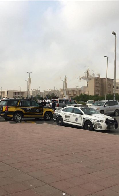 طلاب ثانوية "عمر بن الخطاب" يهددون المعلمين بتحطيم سياراتهم..والإدارة تستعين بالشرطة 