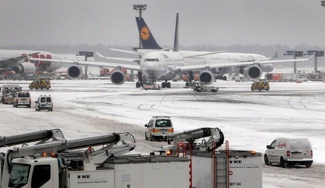 إلغاء 210 رحلات في مطاري فرانكفورت وميونيخ بسبب كثافة الثلوج