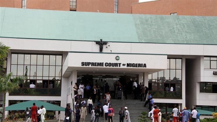 كبير قضاة نيجيريا يمثل أمام القضاء لاتهامات تتعلق بالذمة المالية