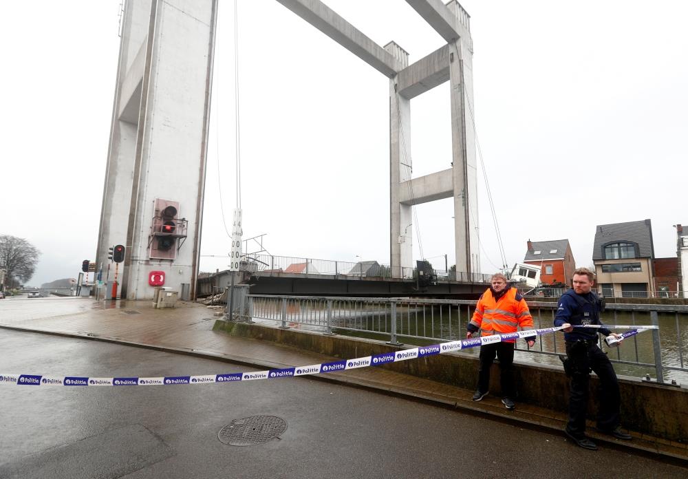 حادث بجسر يوقف الملاحة في قناة «بروكسل - سخيلده» ببلجيكا