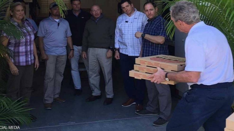 بوش يحمل البيتزا.. صورة رئيس أميركي في “زمن الإغلاق”