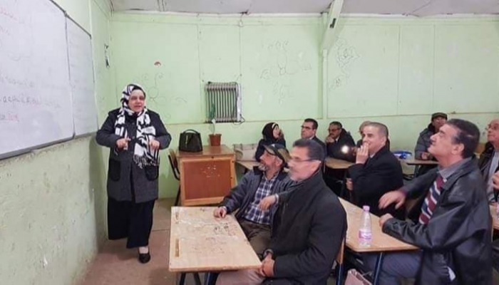 (مصير الحي يتلاقى)… طلاب جزائريون يلتقون مدرستهم بنفس الفصل بعد 50 عاماً