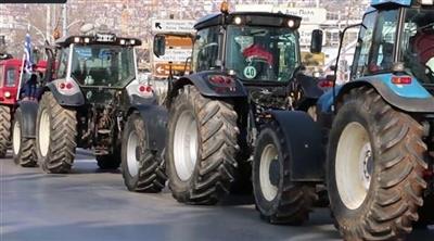اليونان: مزارعون يقطعون الطرقات احتجاجاً على أسعار الوقود