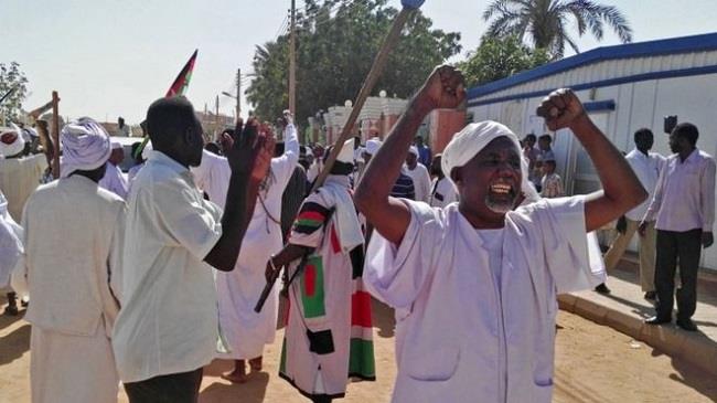 مئات السودانيين يشاركون في احتجاجات ضد الحكومة بعد صلاة الجمعة