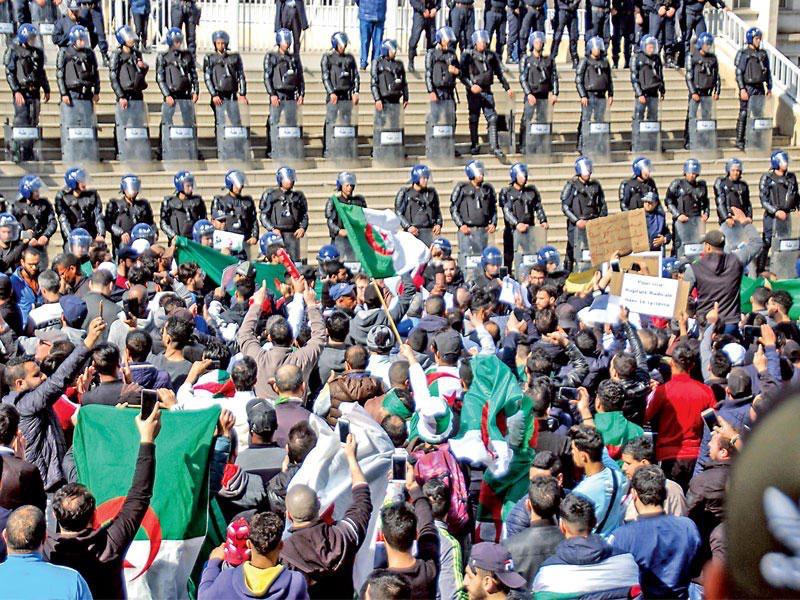 جيش الجزائر يشيد بالشعب ويتجاهل الاحتجاجات