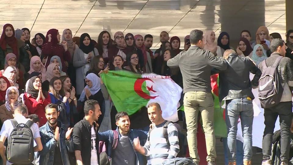 تلاميذ الثانويات في الجزائر يحتشدون بالشوارع رفضا لترشح بوتفليقة