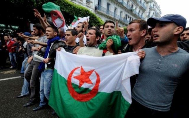 آلاف الجزائريين يحتجون في عدة مدن مطالبين بتغيير فوري