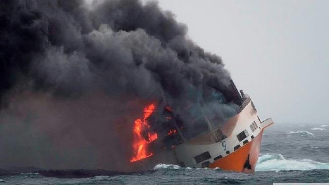 تمدد بقعة نفطية إلى الساحل الفرنسي بعد غرق سفينة شحن