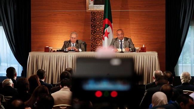 رئيس وزراء الجزائر يدعو لإقامة دولة قانون جديدة