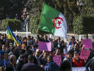 الجزائر: المتظاهرون يتوافدون.. والأمن يُغلق العاصمة